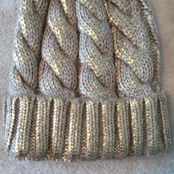 Pom Pom winter hat - Picture 2 of 6